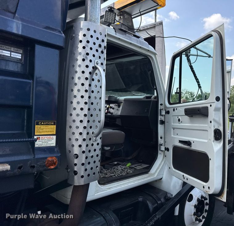 image for item DJ9676 2002 International 4900 dump truck