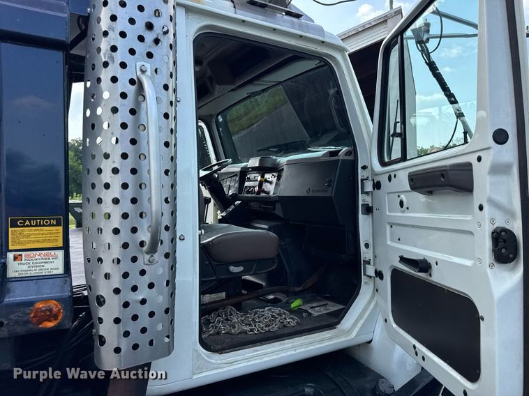 image for item DJ9676 2002 International 4900 dump truck