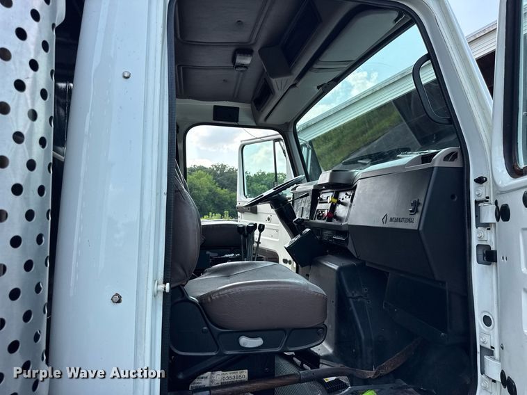 image for item DJ9676 2002 International 4900 dump truck