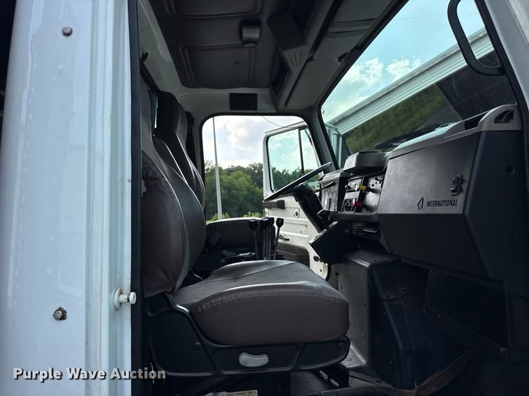 image for item DJ9676 2002 International 4900 dump truck