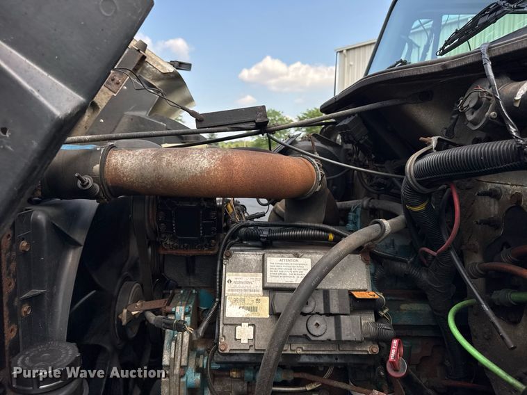 image for item DJ9676 2002 International 4900 dump truck