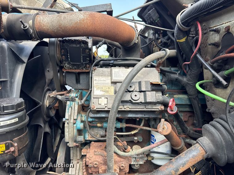 image for item DJ9676 2002 International 4900 dump truck