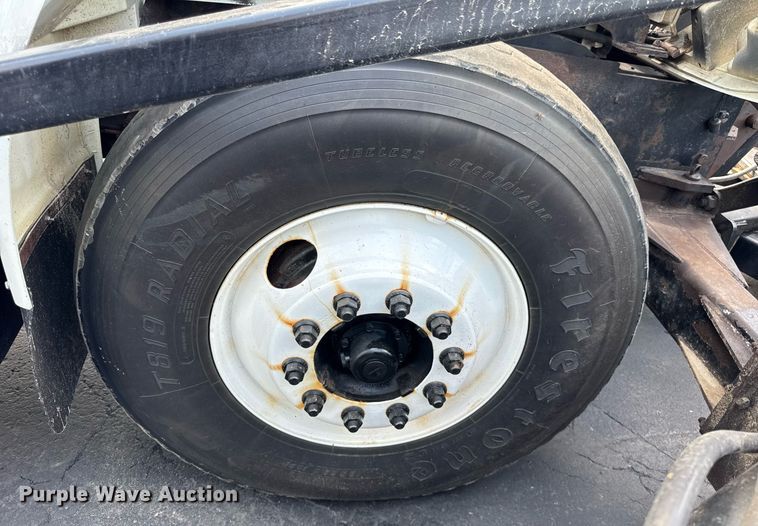 image for item DJ9676 2002 International 4900 dump truck