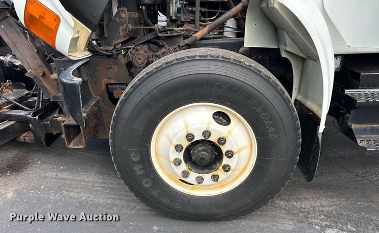 image for item DJ9676 2002 International 4900 dump truck