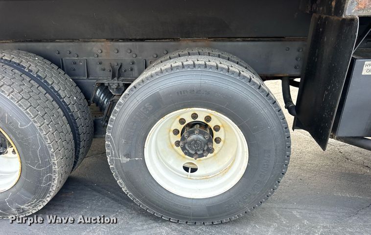 image for item DJ9676 2002 International 4900 dump truck