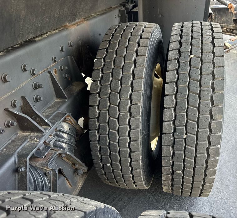 image for item DJ9676 2002 International 4900 dump truck