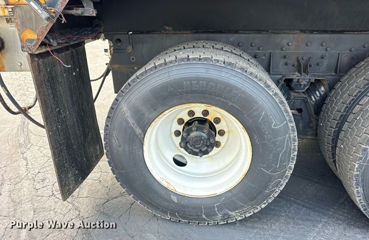 image for item DJ9676 2002 International 4900 dump truck