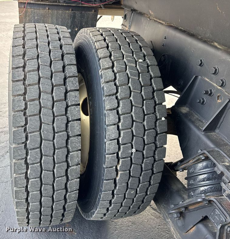 image for item DJ9676 2002 International 4900 dump truck