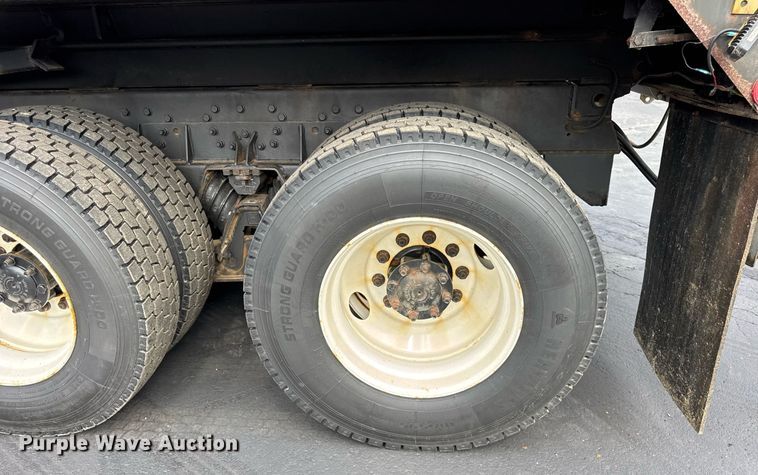 image for item DJ9676 2002 International 4900 dump truck