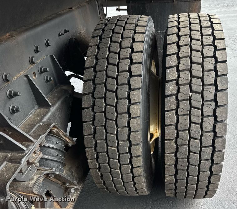 image for item DJ9676 2002 International 4900 dump truck