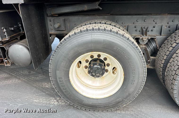 image for item DJ9676 2002 International 4900 dump truck