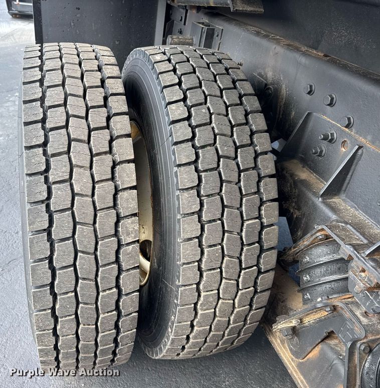 image for item DJ9676 2002 International 4900 dump truck