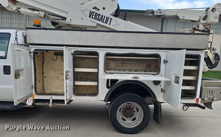 image for item DR3950 2009 Ford F550 XL Super Duty bucket truck