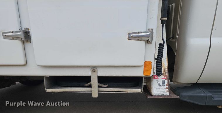 image for item DR3950 2009 Ford F550 XL Super Duty bucket truck