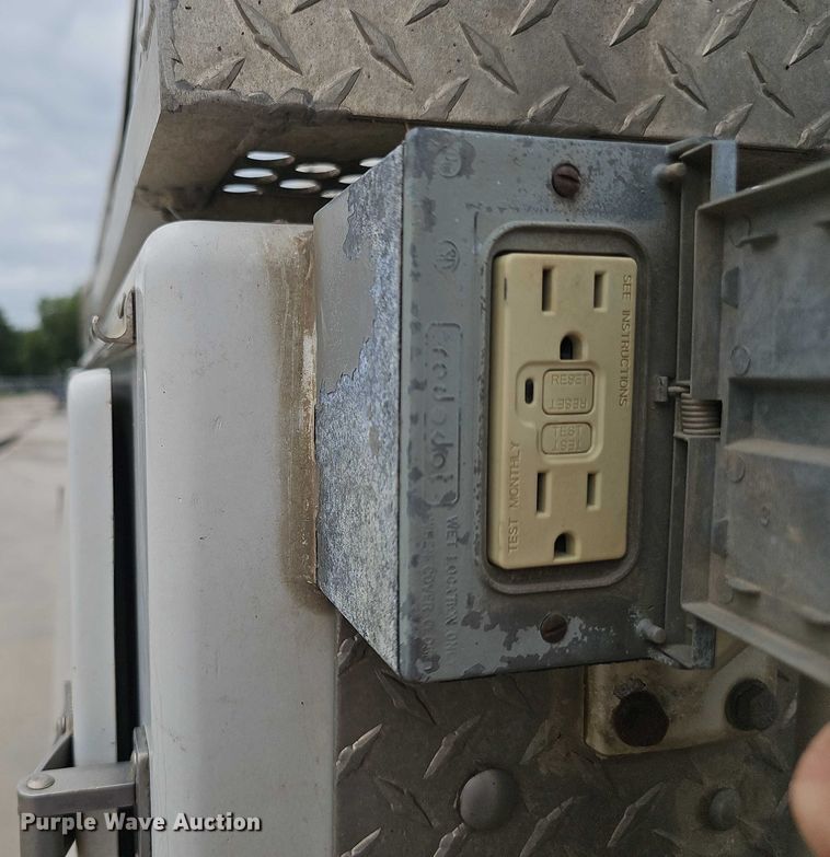 image for item DR3950 2009 Ford F550 XL Super Duty bucket truck