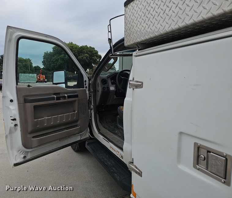 image for item DR3950 2009 Ford F550 XL Super Duty bucket truck