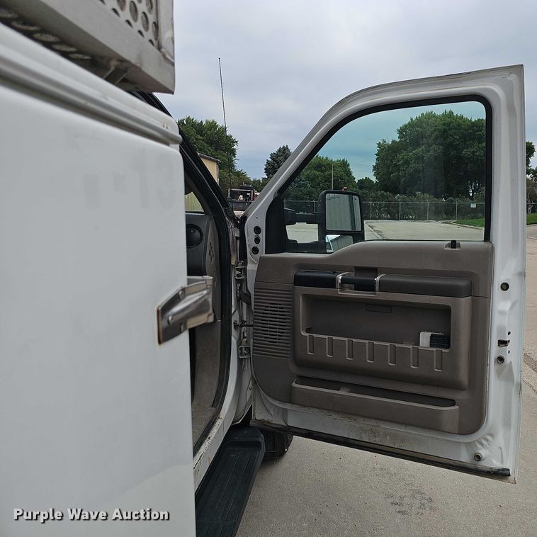 image for item DR3950 2009 Ford F550 XL Super Duty bucket truck