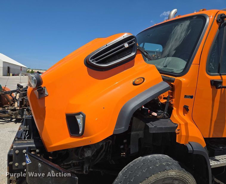 image for item DS4302 2019 Freightliner 114SD dump truck