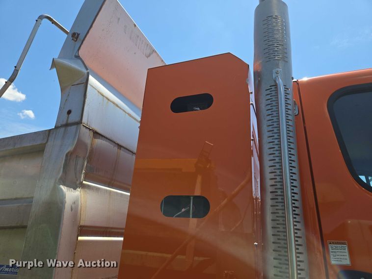 image for item DS4302 2019 Freightliner 114SD dump truck