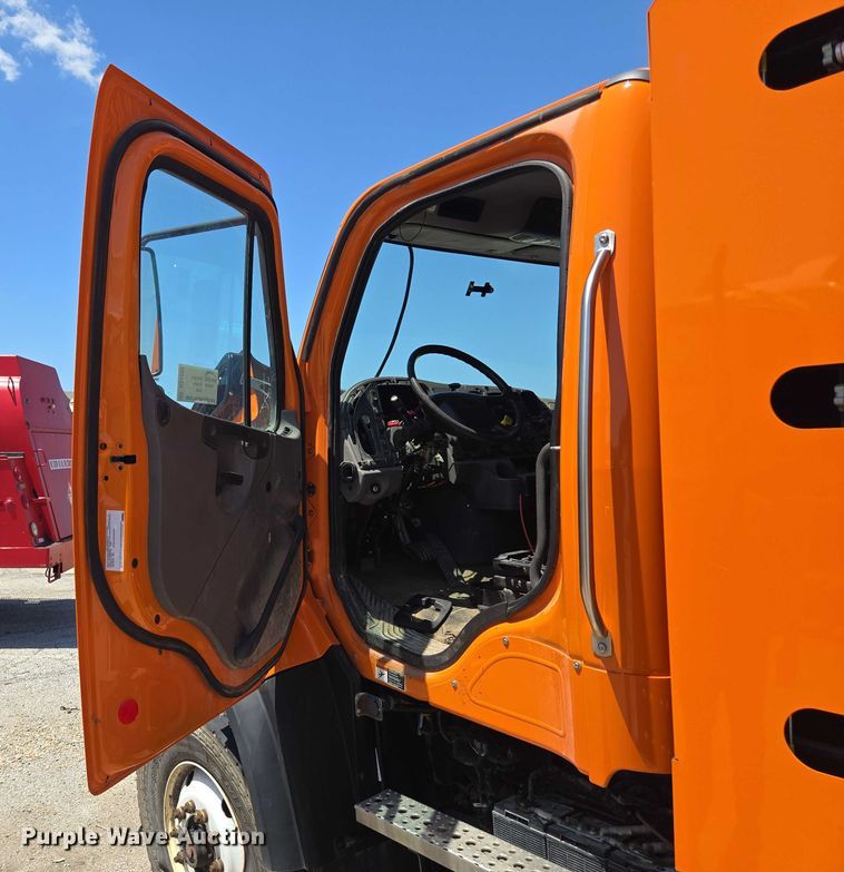 image for item DS4302 2019 Freightliner 114SD dump truck