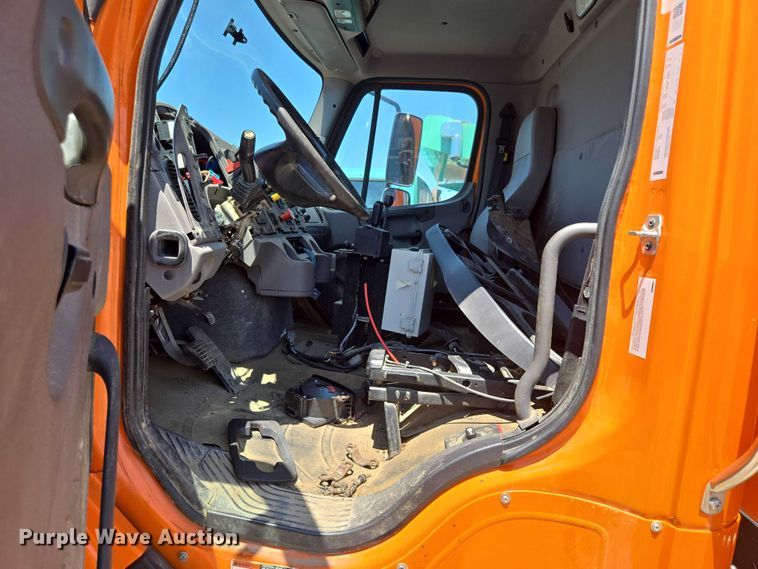image for item DS4302 2019 Freightliner 114SD dump truck