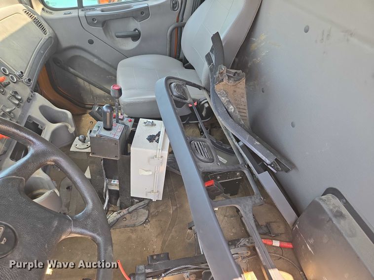 image for item DS4302 2019 Freightliner 114SD dump truck