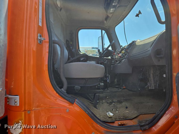 image for item DS4302 2019 Freightliner 114SD dump truck