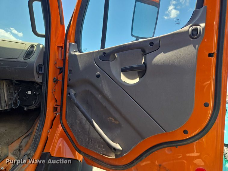 image for item DS4302 2019 Freightliner 114SD dump truck