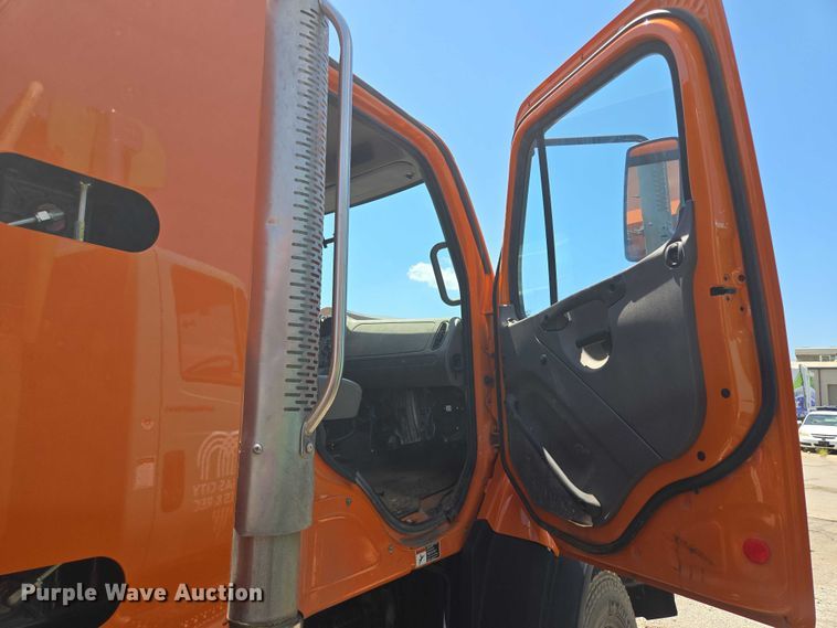 image for item DS4302 2019 Freightliner 114SD dump truck