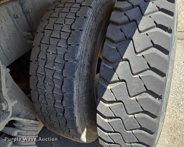 image for item DS4302 2019 Freightliner 114SD dump truck