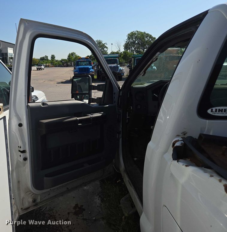 image for item DS4306 2011 Ford F350 Super Duty XL pickup truck