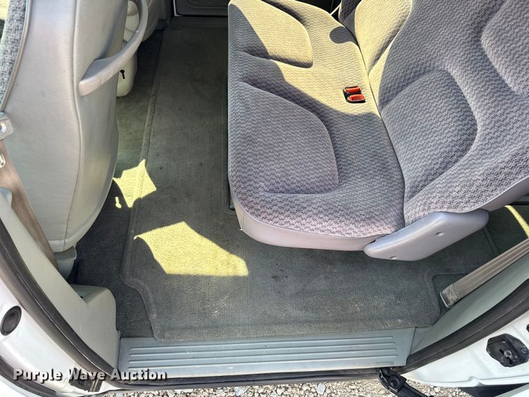 image for item DW3402 2000 Dodge Grand Caravan van
