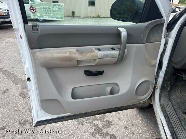 image for item DW3424 2007 Chevrolet Silverado 2500HD utility bed pickup truck