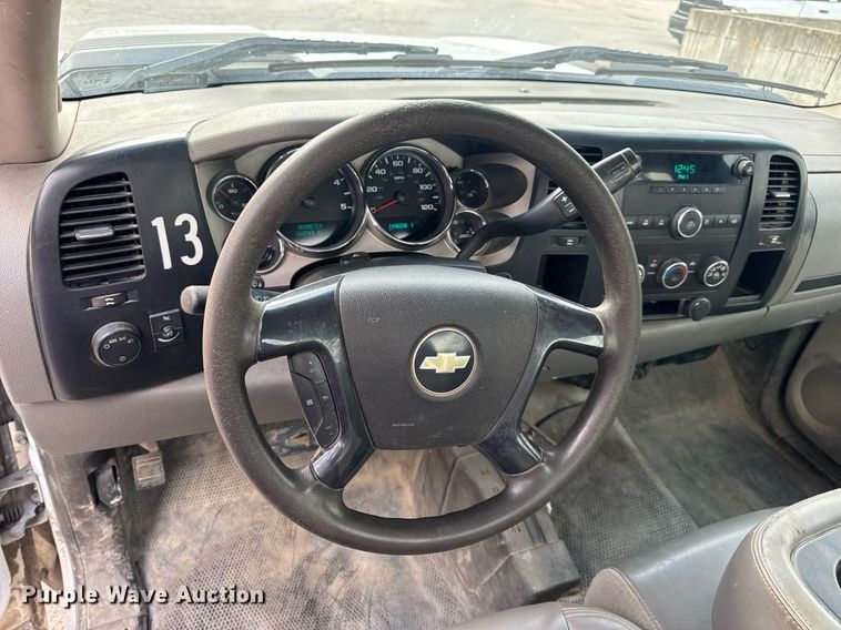 image for item DW3424 2007 Chevrolet Silverado 2500HD utility bed pickup truck