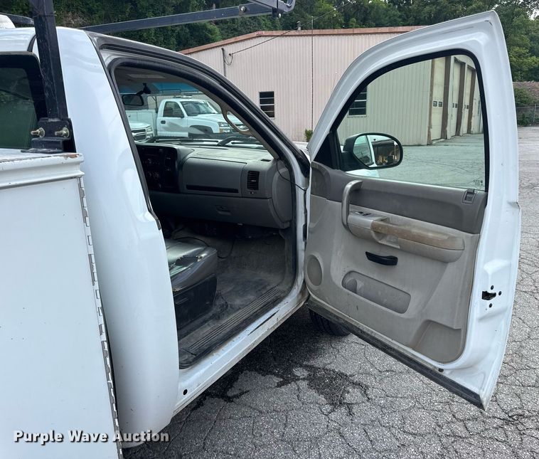 image for item DW3424 2007 Chevrolet Silverado 2500HD utility bed pickup truck