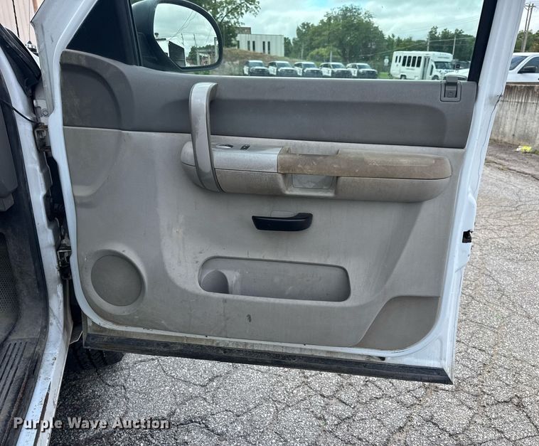 image for item DW3424 2007 Chevrolet Silverado 2500HD utility bed pickup truck