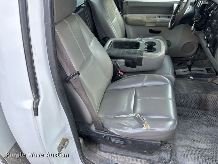 image for item DW3424 2007 Chevrolet Silverado 2500HD utility bed pickup truck