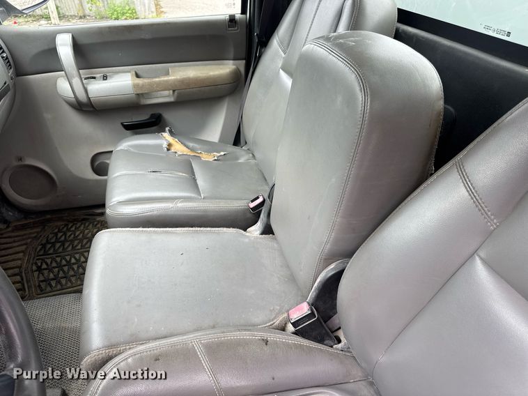 image for item DW3425 2007 Chevrolet Silverado 2500HD utility bed pickup truck