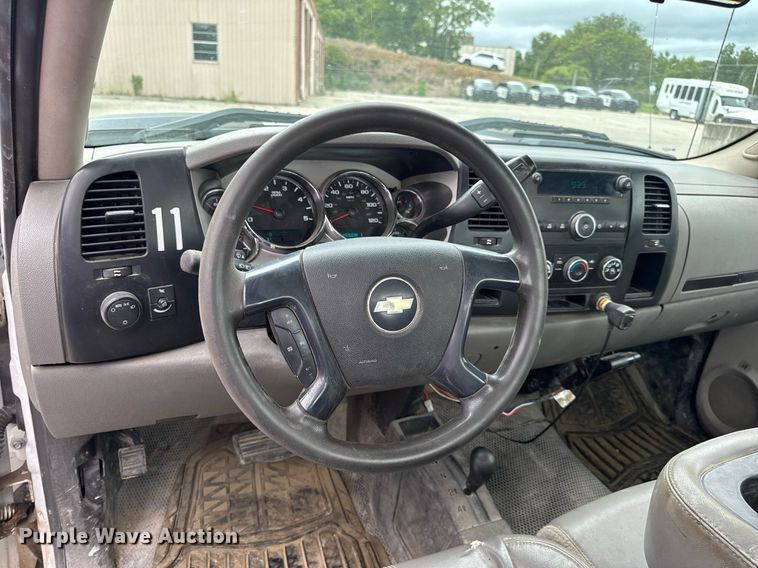 image for item DW3425 2007 Chevrolet Silverado 2500HD utility bed pickup truck