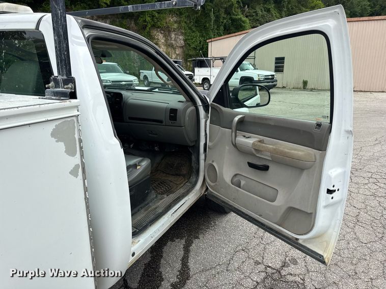 image for item DW3425 2007 Chevrolet Silverado 2500HD utility bed pickup truck