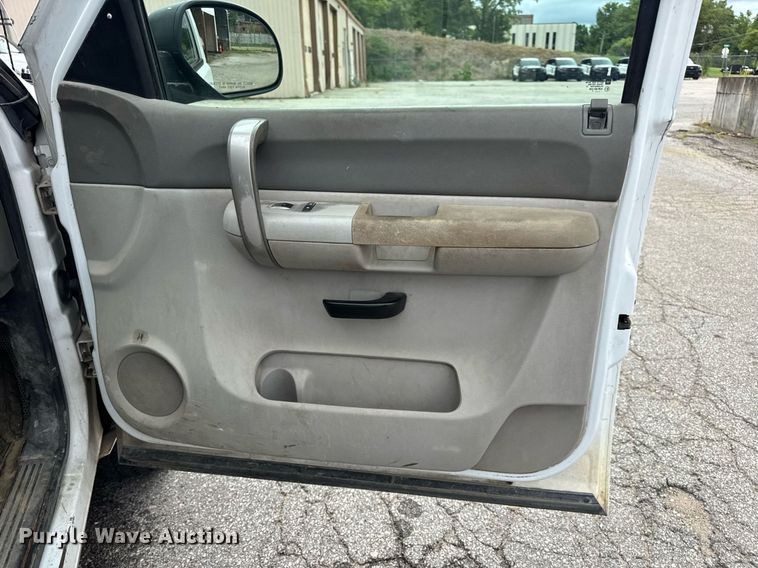 image for item DW3425 2007 Chevrolet Silverado 2500HD utility bed pickup truck