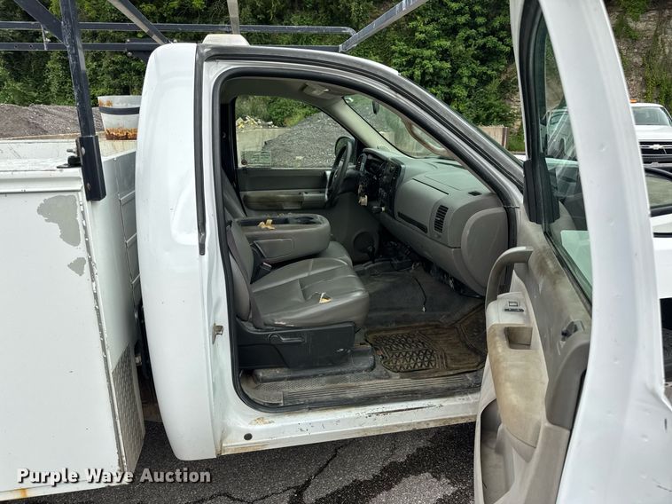 image for item DW3425 2007 Chevrolet Silverado 2500HD utility bed pickup truck