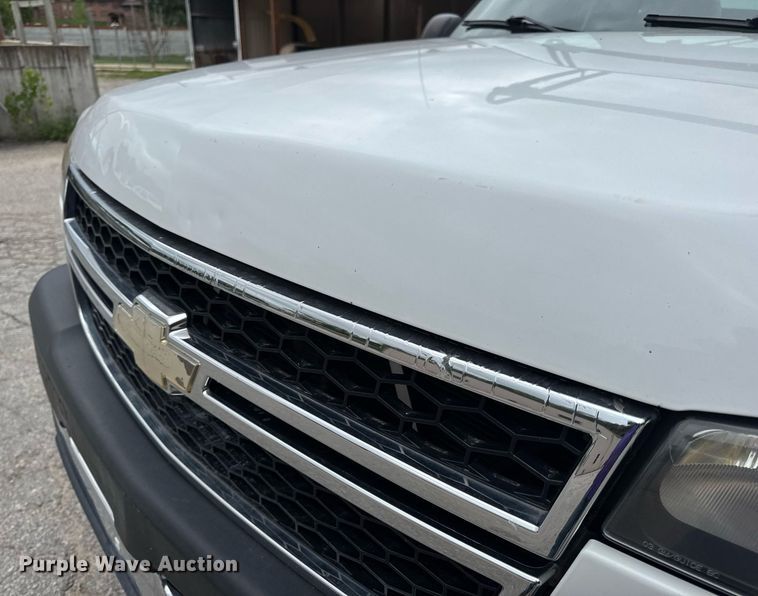 image for item DW3427 2006 Chevrolet Silverado 2500HD utility bed pickup truck