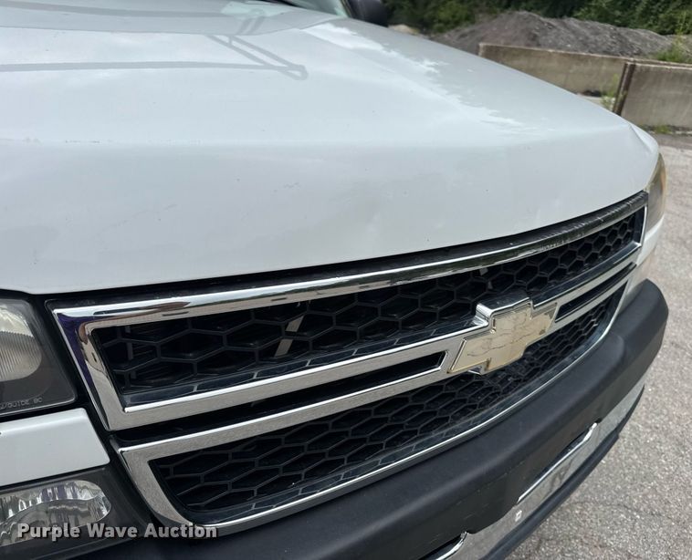 image for item DW3427 2006 Chevrolet Silverado 2500HD utility bed pickup truck