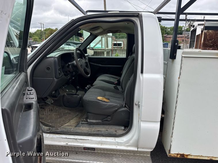 image for item DW3427 2006 Chevrolet Silverado 2500HD utility bed pickup truck