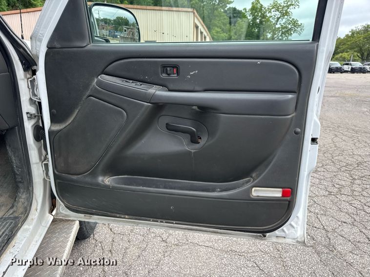 image for item DW3427 2006 Chevrolet Silverado 2500HD utility bed pickup truck