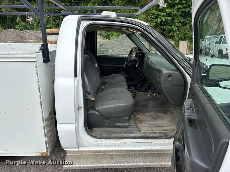 image for item DW3427 2006 Chevrolet Silverado 2500HD utility bed pickup truck