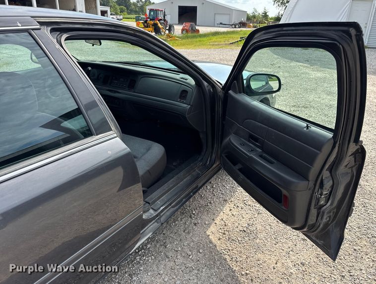 image for item DW3430 2004 Ford Crown Victoria Police Interceptor 