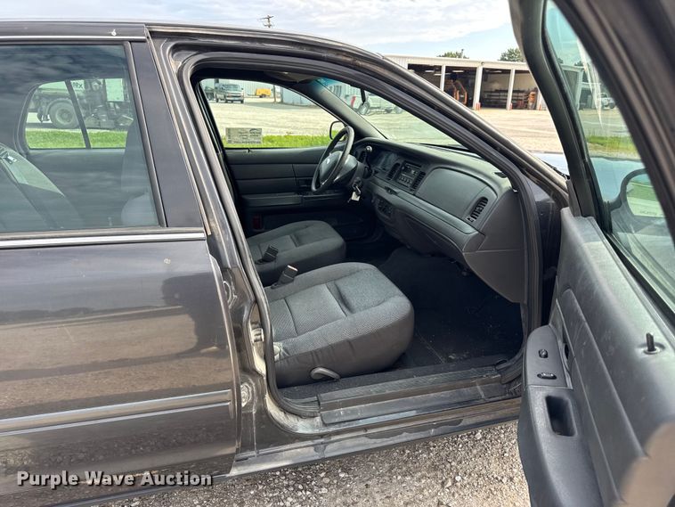 image for item DW3430 2004 Ford Crown Victoria Police Interceptor 