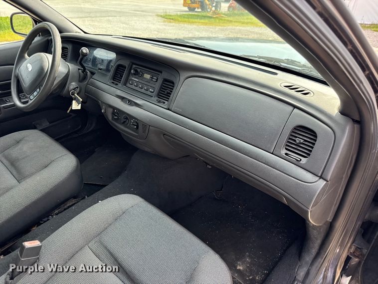 image for item DW3430 2004 Ford Crown Victoria Police Interceptor 